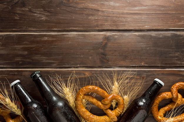 Mise à plat de bouteilles de bière avec bretzels et espace copie