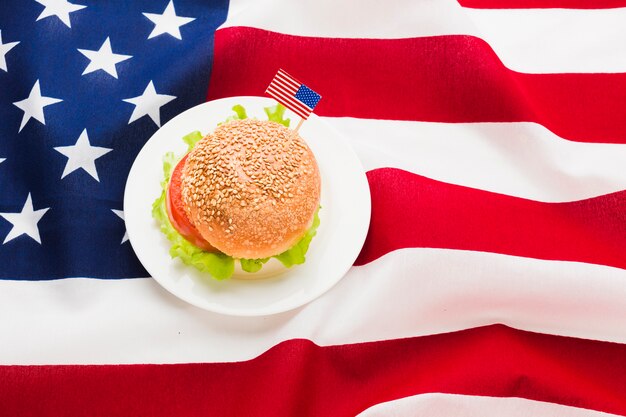 Mise à plat de burger avec drapeau américain