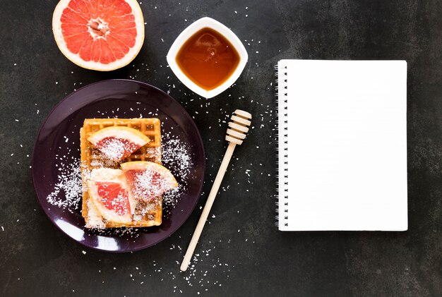 Mise à plat de cahier avec plaque de gaufres et d'agrumes