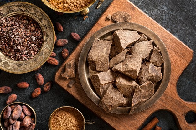 Mise à plat de chocolat avec des fèves de cacao et de la poudre