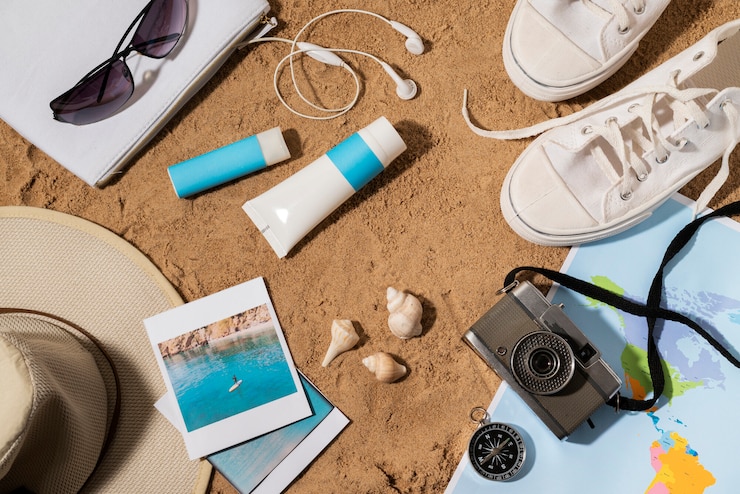 Photo gratuit mise à plat de la collection d'essentiels de voyage