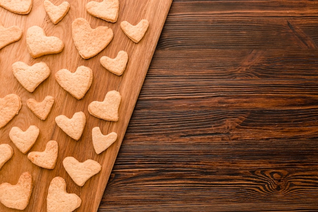 Photo gratuite mise à plat de cookie saint valentin en forme de coeur avec espace copie