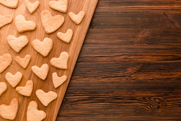 Mise à plat de cookie Saint Valentin en forme de coeur avec espace copie