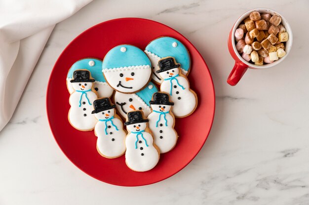 Mise à plat de cookies dans le concept de forme de bonhomme de neige