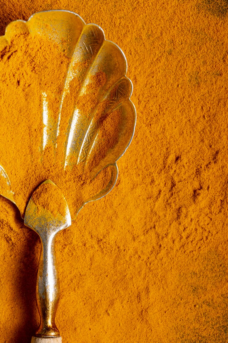 Photo gratuit mise à plat de la cuillère au curcuma avec espace copie
