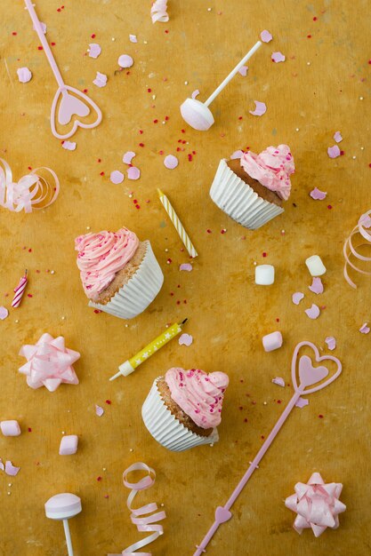 Mise à plat de cupcakes d'anniversaire avec bougies