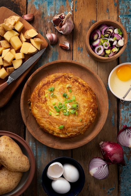 Photo gratuite mise à plat de délicieuses tortillas espagnoles nature morte