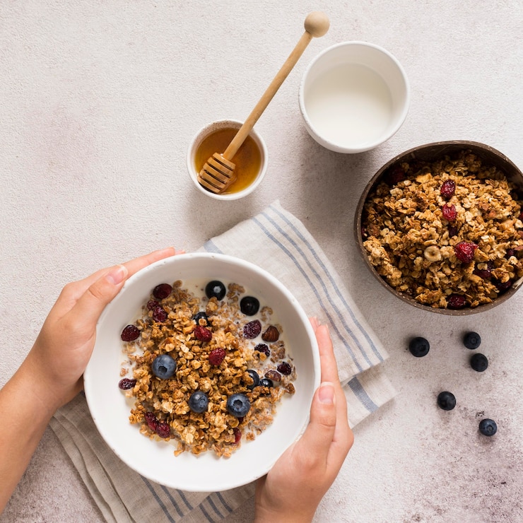 Photo gratuit mise à plat de délicieux muesli dans un bol