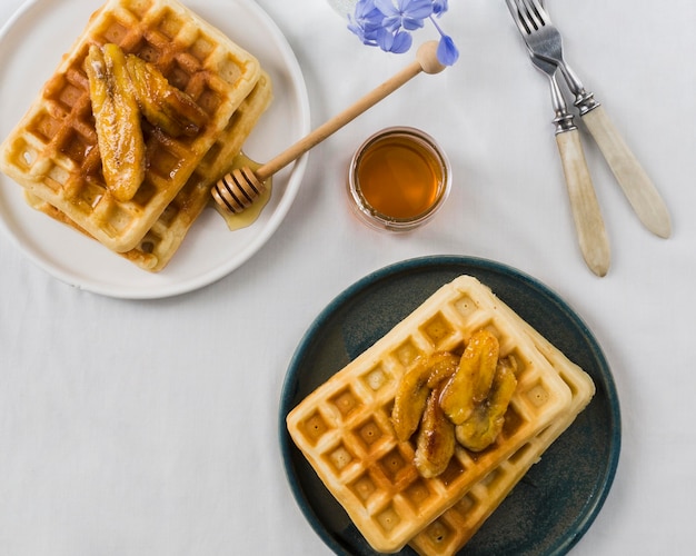 Mise à plat de délicieux petit-déjeuner gaufres