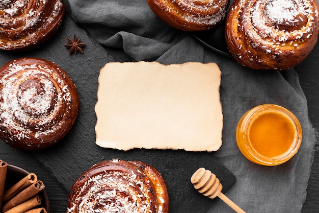 Mise à plat de délicieux petits pains à la cannelle avec espace copie