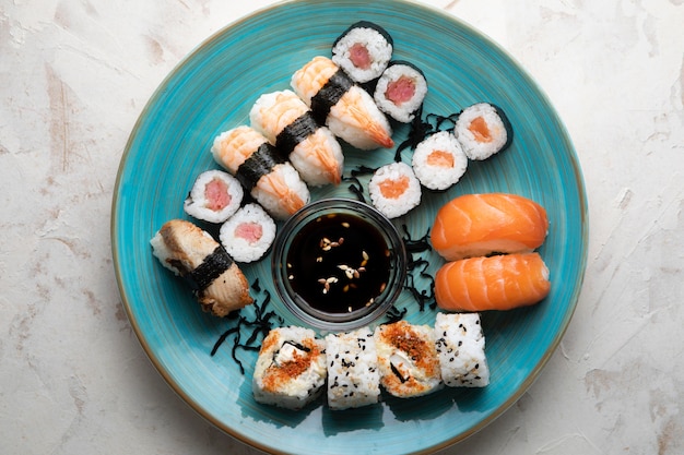 Mise à plat de délicieux sushis avec espace copie