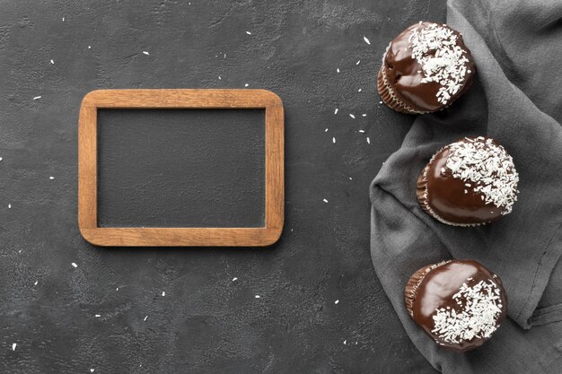 Mise à plat de desserts au chocolat avec tableau noir