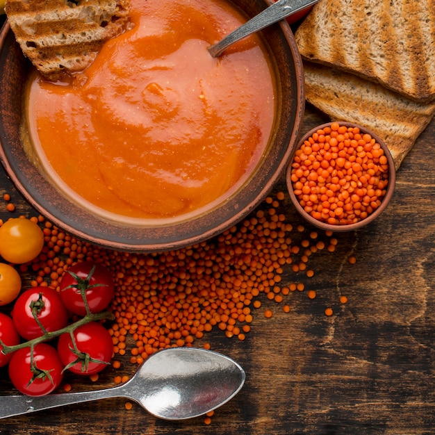 Mise à plat du bol avec soupe de courge d'hiver et pain grillé