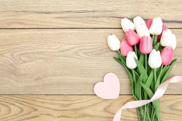 Photo gratuite mise à plat du bouquet de tulipes avec coeur