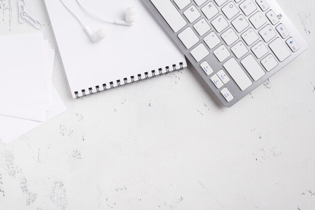 Mise à plat du bureau avec bloc-notes et clavier