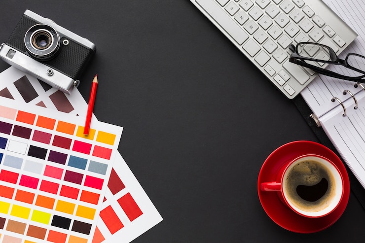 Photo gratuit mise à plat du bureau avec café et clavier