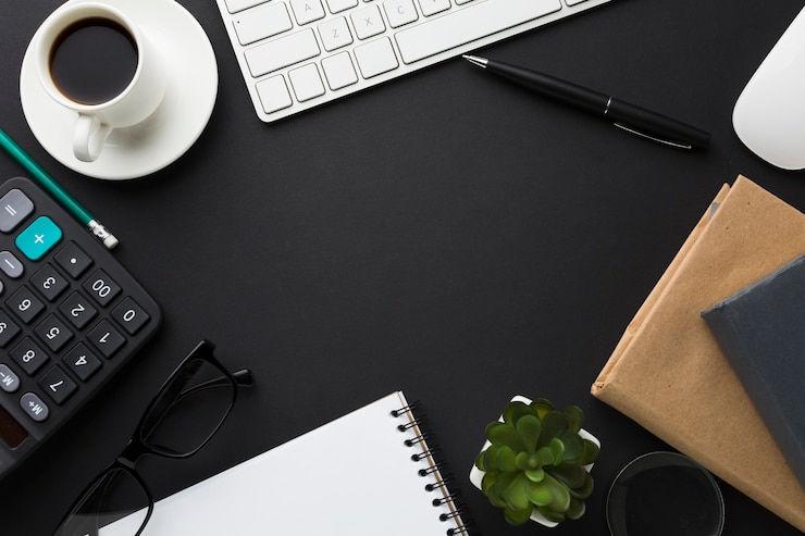 Photo gratuit mise à plat du bureau avec calculatrice et succulentes
