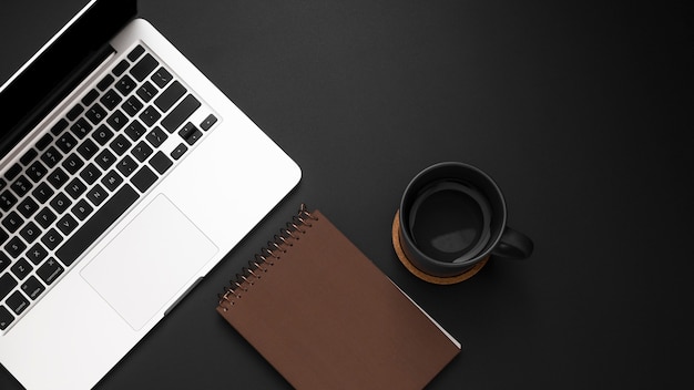 Mise à plat du bureau avec ordinateur portable et tasse de café