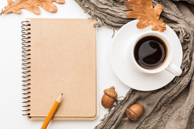 Mise à plat du cahier avec café et feuilles d'automne