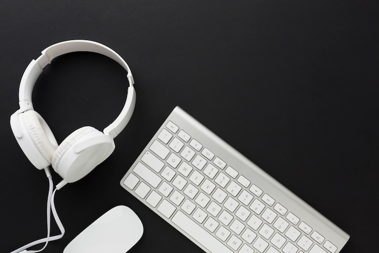Photo gratuit mise à plat du clavier et des écouteurs avec espace de copie
