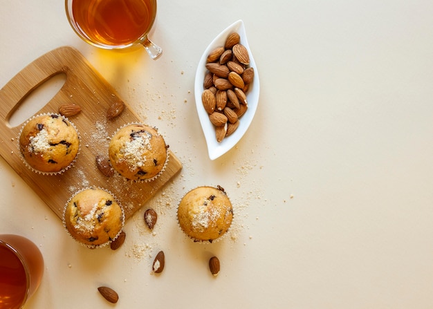 Photo gratuite mise à plat du concept de délicieux petits gâteaux