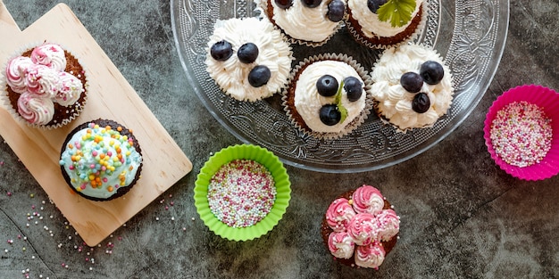 Photo gratuite mise à plat du concept de délicieux petits gâteaux