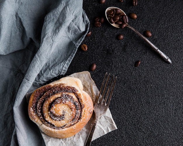 Photo gratuite mise à plat du concept de délicieux petits pains à la cannelle