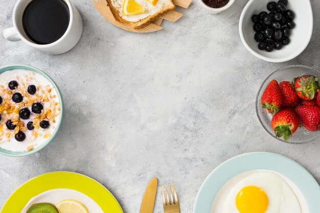 Mise à plat du concept du petit déjeuner avec espace copie