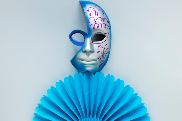 Photo gratuite mise à plat du masque de carnaval et du ventilateur en papier