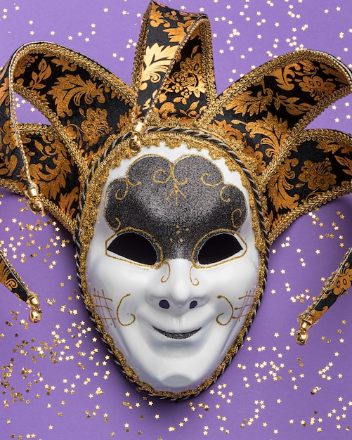 Mise à plat du masque pour le carnaval avec des paillettes