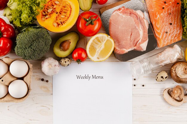 Mise à plat du menu hebdomadaire avec de la viande et des légumes