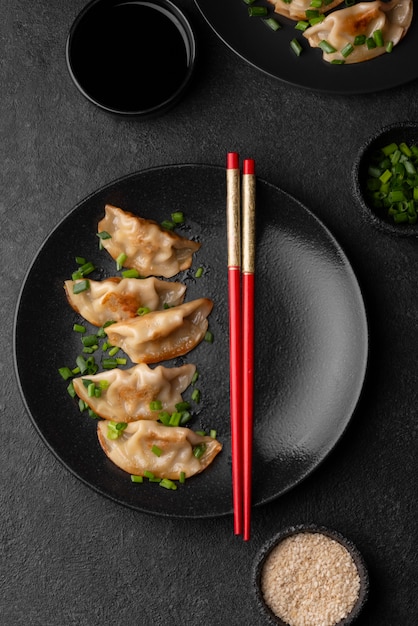 Mise à plat du plat asiatique sur une assiette avec des baguettes