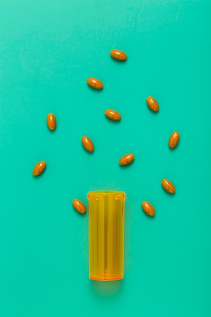 Mise à plat du récipient en plastique avec des pilules