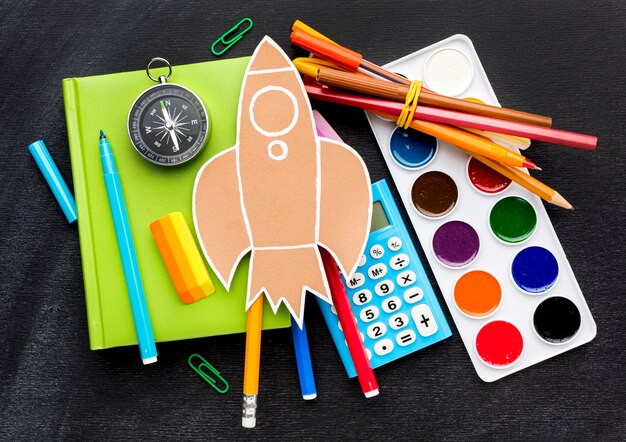 Mise à plat des éléments essentiels de l'école avec aquarelle et calculatrice