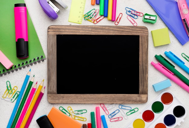 Mise à plat des éléments essentiels de l'école avec des crayons et un tableau noir