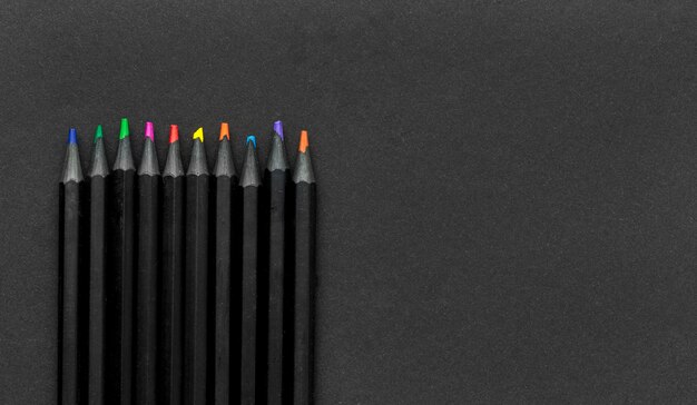 Mise à plat des éléments essentiels de l'école avec des crayons