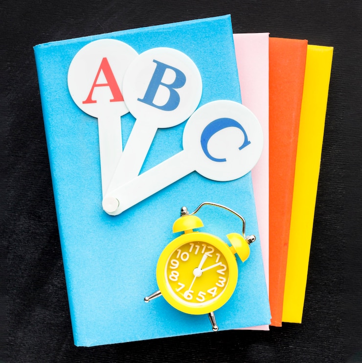 Photo gratuit mise à plat des éléments essentiels de l'école avec des livres et une horloge
