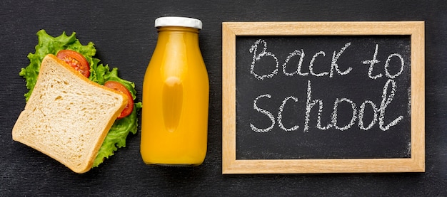 Mise à plat des éléments essentiels de l'école avec tableau noir et déjeuner