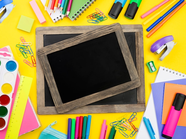 Mise à plat des éléments essentiels de l'école avec des tableaux noirs et des cahiers