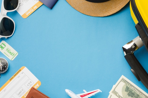 Mise à plat des essentiels de voyage avec des lunettes de soleil et de l'argent