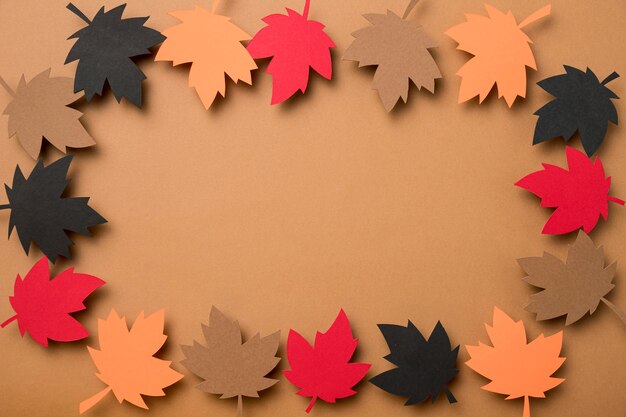 Mise à plat des feuilles d'automne avec copie espace