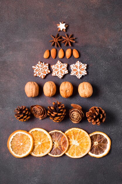 Mise à plat de la forme d'arbre de Noël en pain d'épice et agrumes séchés