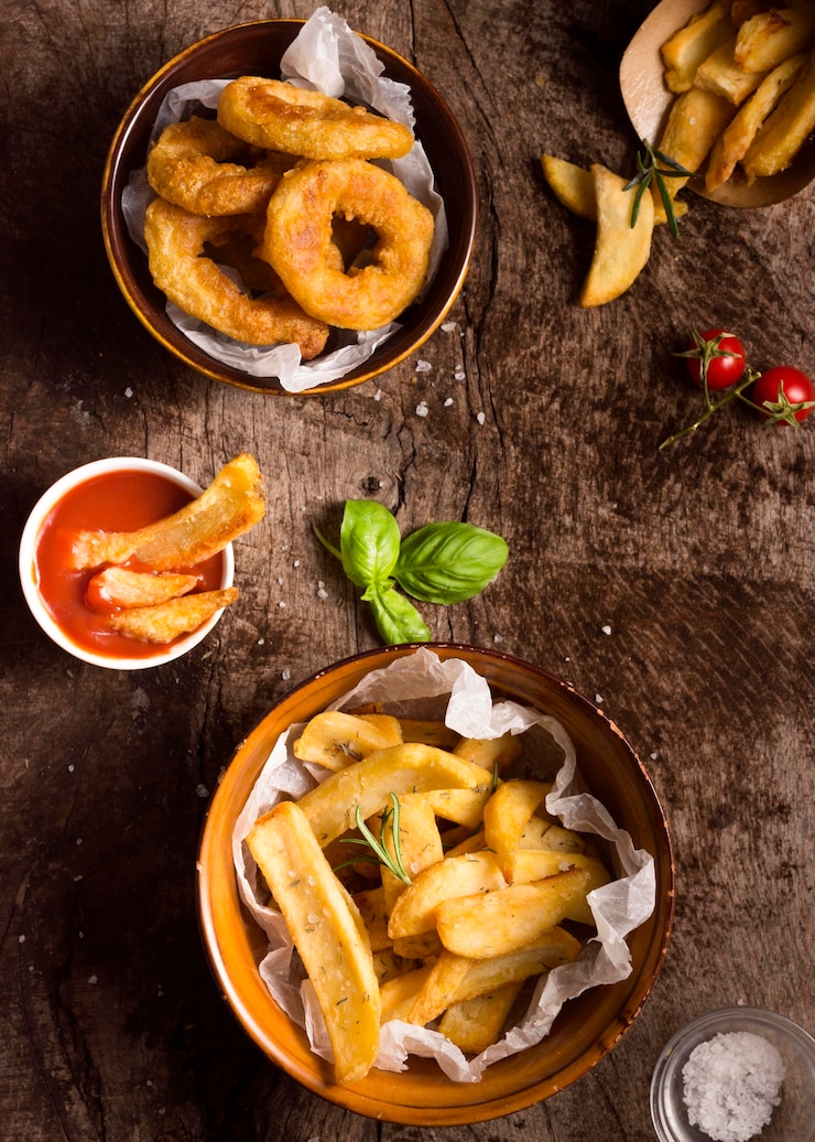 Photo gratuit mise à plat de frites avec du sel et du ketchup