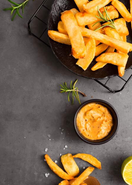 Mise à plat de frites sur une grille de refroidissement avec de la moutarde