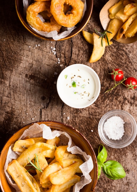 Mise à plat de frites avec sauce spéciale et sel