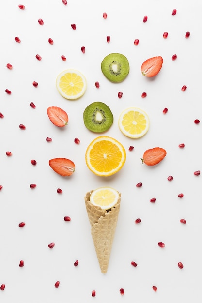 Mise à plat de fruits et cornet de crème glacée