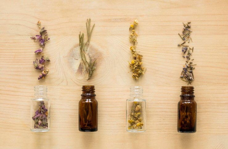 Photo gratuit mise à plat d'herbes médicinales naturelles en bouteilles