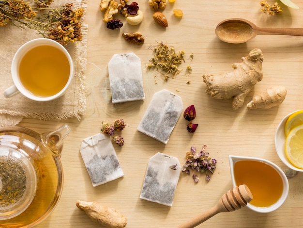 Mise à plat d'herbes médicinales naturelles avec du thé