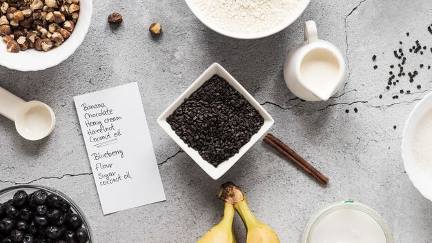 Mise à plat des ingrédients alimentaires avec des bananes