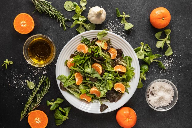 Mise à plat des ingrédients alimentaires avec salade